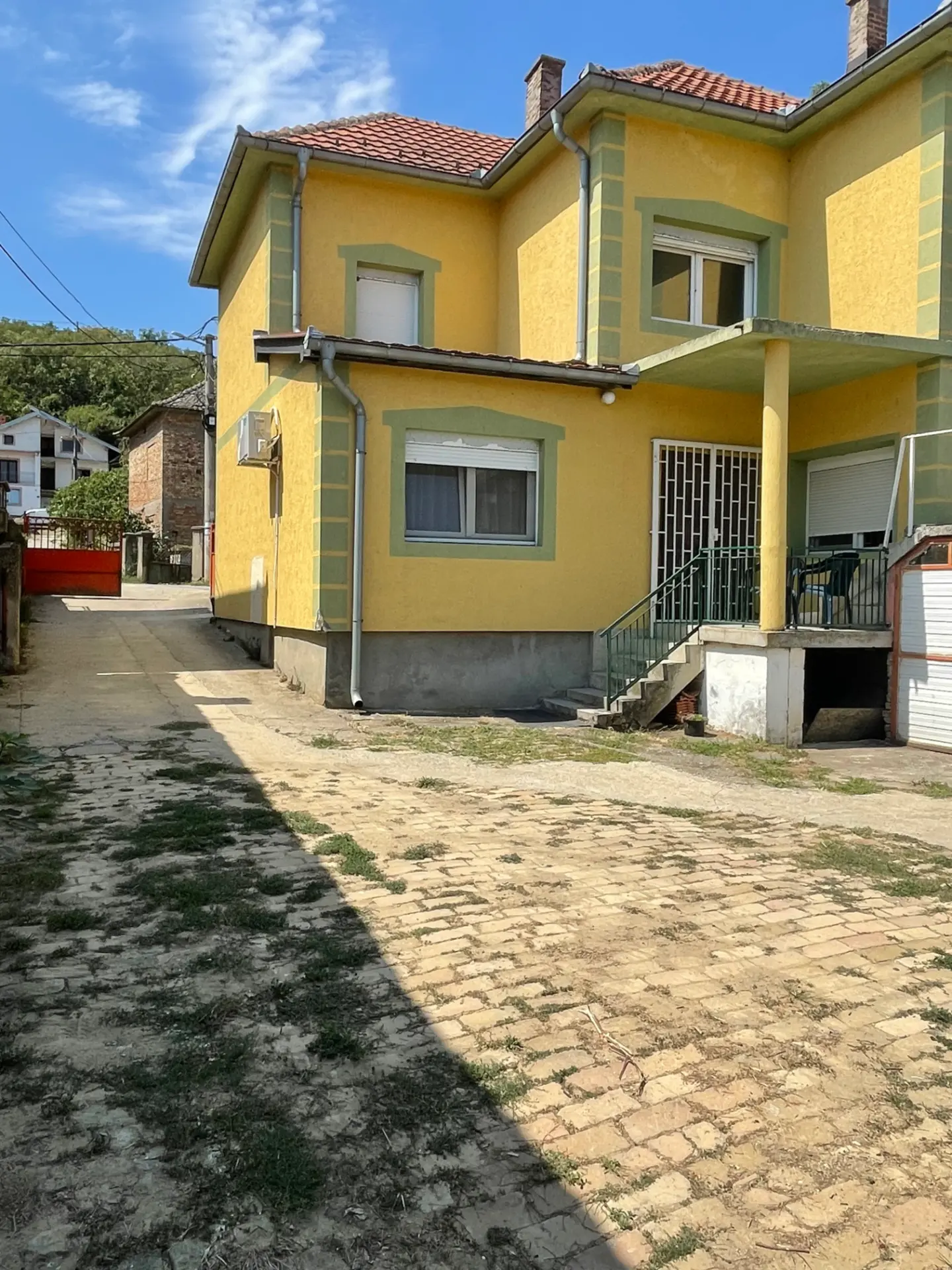 Yellow House — žuta kuća sa privatnim parkingom u Ritopeku