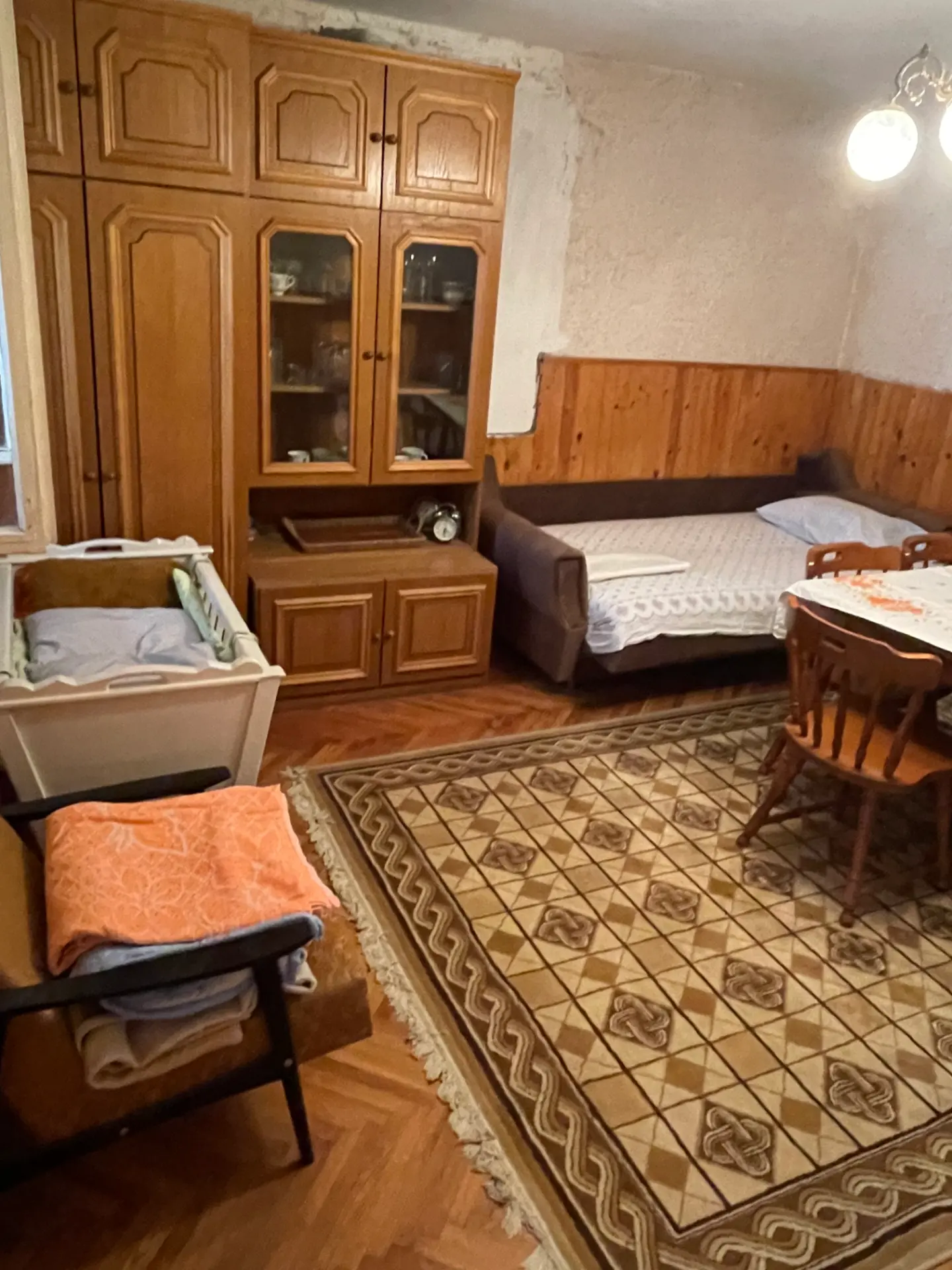 Soba sa ležajem i ormanom